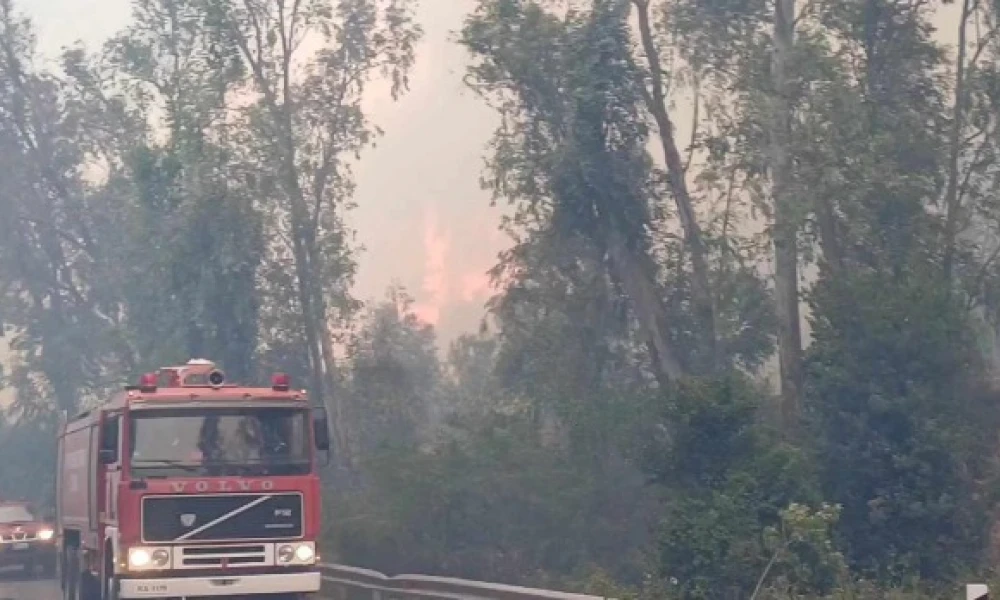 Υπό έλεγχο η μεγάλη φωτιά κοντά στον ναύσταθμο Σούδας